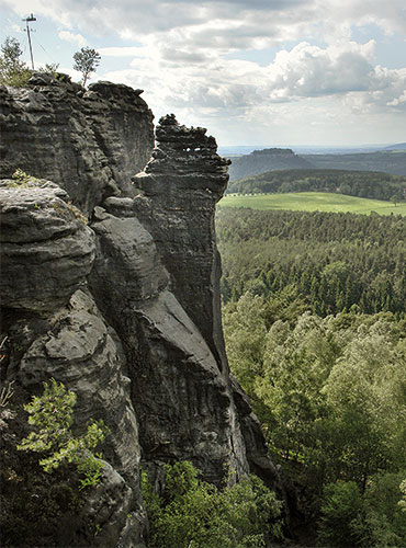 Das Gipfelplateau ist stark zerklüftet, der Blick von oben lohnenswert, 
hier auf den Festungsberg Königstein.

© Foto: Frank Richter