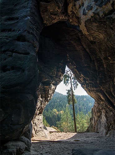 Bekannt ist er vor allem durch seine Höhle, dem zweitgrößten Felsentor 
der Sächsischen Schweiz.

© Foto: Frank Richter