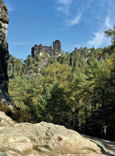 Als Kletterfelsen beliebt, für Wanderer nur Ansichtssache: Das markante Ensemble mit Dom und Esse.

© Foto: Torsten Wiesner