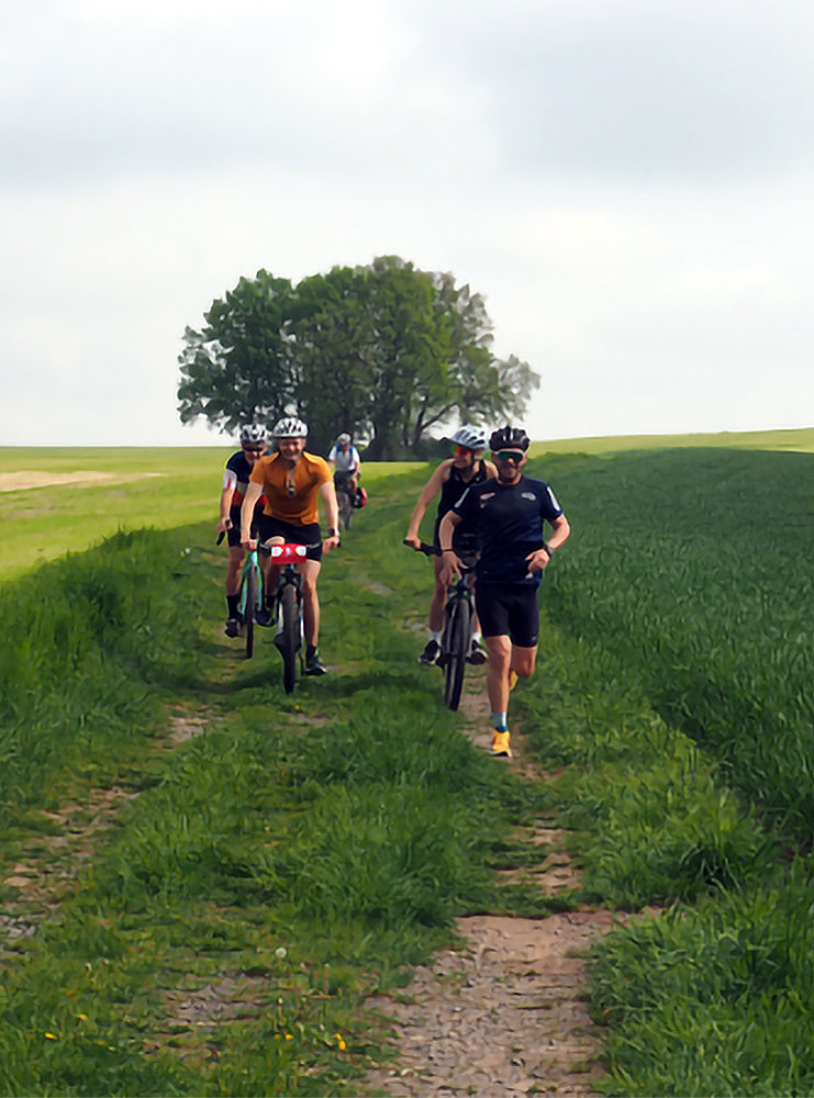 Meist führt die Strecke über Felder und durch Wälder wie hier bei Klingenberg.
Unterwegs zusammenzubleiben intensiviert das Team-Erlebnis.

© Foto: Karsten Blüthgen